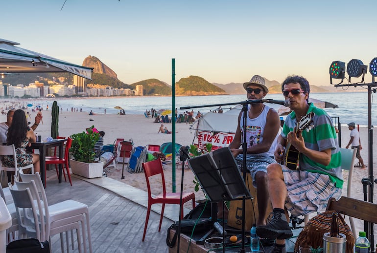 Música en una playa de Río de Janeiro.