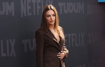 La actriz Mila Kunis llegó así de bella al "Netflix TUDUM 2025: The Live Event" en el Kia Forum en Inglewood, California.