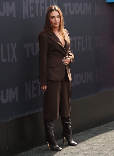 La actriz Mila Kunis llegó así de bella al "Netflix TUDUM 2025: The Live Event" en el Kia Forum en Inglewood, California. 