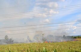 Bomberos intensifican lucha contra incendios en Carapeguá.