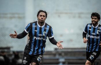 Abel Mathías Hernández Platero (35 años), delantero uruguayo que estaría en el interés de Olimpia.