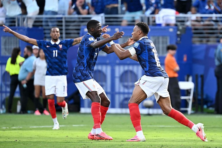 El delantero de Francia Kylian Mbappé (der.) celebra haber anotado el primer gol de su equipo con Ousmane Dembélé durante el partido de fútbol de dieciseisavos de final de la Copa del Mundo 2026 entre Francia y Suecia en el New York/New Jersey Stadium en East Rutherford.