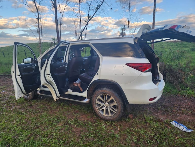 La camioneta Toyota Fortuner blanca, uno de los tres vehículos usados en el asalto.