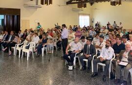El viceministro de la Vivienda, Ing. Víctor Villasboa, con los desarrolladores inmobiliarios, durante la presentación del programa Cheroga Porä, en el Centro Paraguayo de Ingenieros.