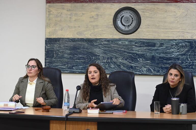 Las juezas Yolanda Morel (presidenta, centro), Karina Cáceres (izq.) y Ana Rodríguez (der.), integrantes del Tribunal de Sentencia Especializado en Delitos Económicos.