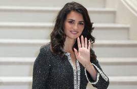 La actriz española Penélope Cruz saluda a su llegada al desfile de la colección de Alta Costura Otoño/Invierno 2025-26 de Chanel en París.