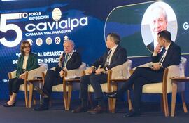 Stella Marys Guillén, presidenta de la AFD, Jorge Srur, gerente regional del sur de CAF; Gian Franco Carassale, representante de BID Invest y el economista Jorge Garicoche.