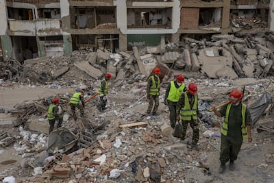 Rescatistas llegan a una zona de edificios afectados por el doble terremoto de magnitud 7,2 y 7,5 de hace un mes en Venezuela, este jueves en Caraballeda (Venezuela).