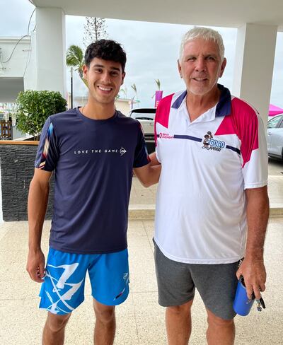 El paraguayo Daniel López junto al extenista y director del torneo, Andrés Gómez, a poco de su llegada a Ecuador para disputar el ATP Challenger de Salinas.