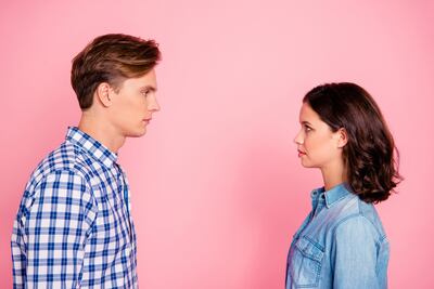 Un hombre y una mujer jóvenes se miran a los ojos.