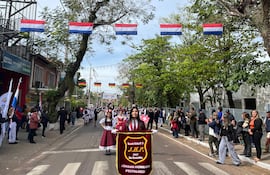 Los alumnos de la Escuela Johann Heinrich Pestalozzi se destacaron por su entusiasmo y participación durante el desfile.