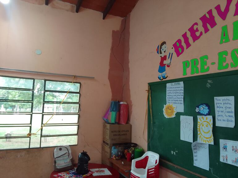 Esta sala corresponde a los niños del pre jardin y jardin que presenta varias fisuras en la pared y goteras en el techo
