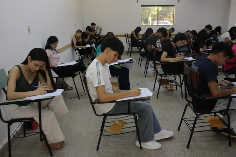 Desde temprano, jóvenes acudieron a rendir evaluaciones