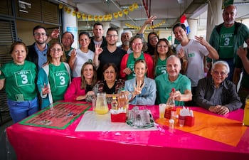 Sole Núñez con Kattya González, Mario Ferreiro, Esperanza Martínez y candidatos a concejales de la Lista 3.