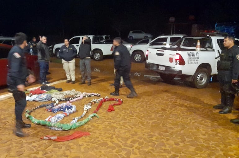 Agentes de la Policía Nacional amontonan las sogas que los fugitivos hicieron con las sábanas.