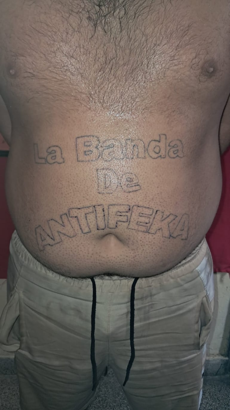 Tatuaje del detenido con el nombre del grupo criminal, "La banda de Antifeka".