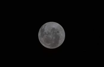 AME607. LOS ÁNGELES (ESTADOS UNIDOS), 05/04/2026.- Imagen tomada de la pagina oficial de la NASA que muestra una fotografía de la de la cara oculta de la Luna captada por la tripulación de la misión Artemis II. En la imagen, tomada este sábado, se observa a la Luna al revés, con su Polo Sur apuntando hacia arriba y una vista completa de la cuenca Oriental de la Luna, la cual nunca antes había sido vista en su totalidad por ojos humanos, según describió la agencia espacial. EFE/ NASA /SOLO USO EDITORIAL/ NO VENTAS/ SOLO DISPONIBLE PARA ILUSTRAR LA NOTICIA QUE ACOMPAÑA (CRÉDITO OBLIGATORIO)