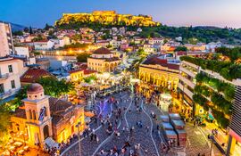 Imagen nocturna con Atenas desde arriba, Plaza Monastiraki y antigua Acrópolis.