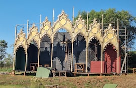 En La Barraca de San Ignacio, Misiones, ya se está montando el retablo gigante para este Viernes Santo.
