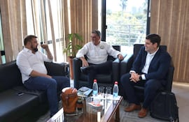 Sentados durante la reunión para analizar créditos de la AFD para la importación de vientres vacunos: Presidente de la Comisión Permanente del Congreso Nacional, Colym Soroka (izq), presidente de la ARP, Daniel Prieto Davey (centro) y el presidente del Servicio Nacional de Calidad y Salud Animal (Senacsa), José Carlos Martín Camperchioli (der.).