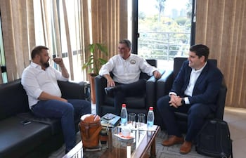 Sentados durante la reunión para analizar créditos de la AFD para la importación de vientres vacunos: Presidente de la Comisión Permanente del Congreso Nacional, Colym Soroka (izq), presidente de la ARP, Daniel Prieto Davey (centro) y el presidente del Servicio Nacional de Calidad y Salud Animal (Senacsa), José Carlos Martín Camperchioli (der.).