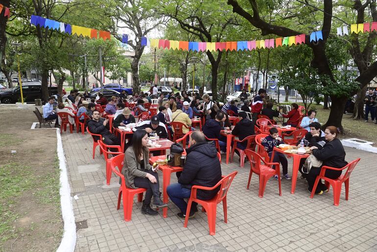 La ciudadanía disfrutó de un almuerzo al aire libre en plena plaza Juan E. O´Leary, con música y baile