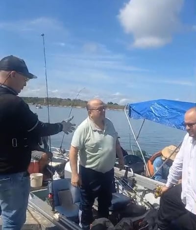 En la foto se observa al fiscal de Capiatá , Benjamín Maricevich, y su hijo, Hiram Maricevich, quienes supuestamente maltrataron al funcionario del Ministerio del Ambiente y Desarrollo Sostenible (Mades), Javier Encina,(Con remera y gorra de color negro).