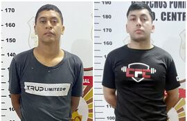 El suboficial inspector José Enrique Mora Mora (izq.) y el suboficial ayudante Willian Osmar Espínola Vera (der.), encarcelados por el robo de una moto en Mariano Roque Alonso.