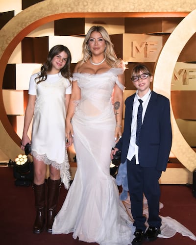Wanda Nara llegó con sus hijas Isabella y Francesca Icardi a la gran gala de los Martín Fierro.