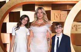Wanda Nara llegó con sus hijas Isabella y Francesca Icardi a la gran gala de los Martín Fierro.