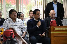 El jefe de Gabinete de la Municipalidad de Asunción, Nelson Mora, y parte del equipo del intendente Óscar Rodríguez, en la sesión de la Junta Municipal, esta mañana.