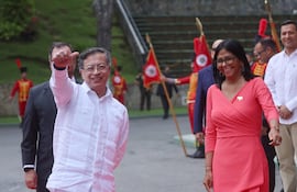 El presidente de Colombia, Gustavo Petro (i), saluda junto a la presidenta encargada de Venezuela, Delcy Rodríguez (d), a su llegada al palacio de Miraflores hoy, para sostener una reunión centrada en la seguridad fronteriza y la cooperación bilateral, en Caracas (Venezuela).