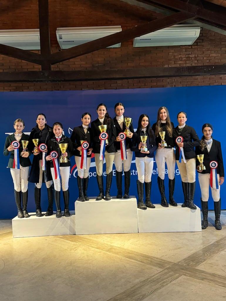 Las mejores en las categorías 0.90 y 0.80, posan con sus trofeos y distintivos.