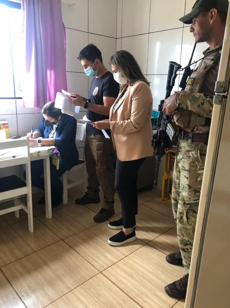 La fiscala Lorena Ledesma verifica varias documentaciones.