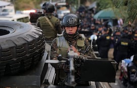 Un soldado guatemalteco en un vehículo blindado custodia la entrada del Centro de Detención Preventiva para Hombres en la Ciudad de Guatemala el 18 de enero de 2026.