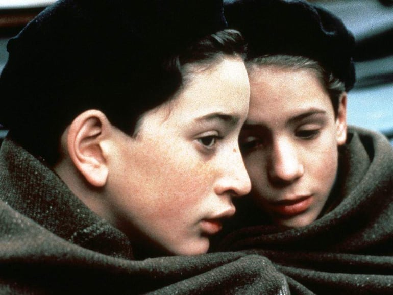Asistentes con expresiones tristes en la proyección del ciclo de cine en la Alianza Francesa.
