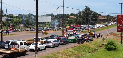 Los manifestantes realizan cierres intermitentes de la Ruta PY02 en Ciudad del Este.