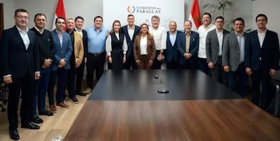 Gobernadores colorados posan con Santiago Peña, con quien se reunieron el martes 13 de octubre tras la confirmación del quiebre del movimiento Honor Colorado. Participa José A. Alderete.