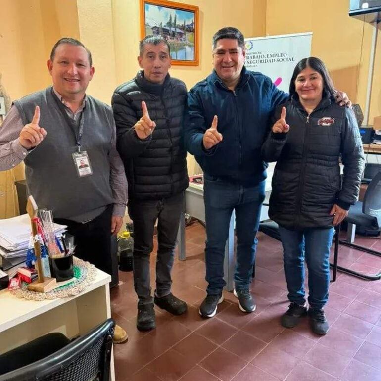De izquierda a derecha: los funcionarios del Ministerio del Trabajo José Acuña, candidato a concejal por la Lista 1; el director del Trabajo, Sindulfo Ramón Ayala; el candidato a intendente Moisés Espínola; y la funcionaria Teodora Figueredo.