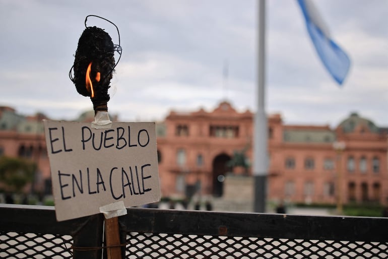 Se exhibe una pancarta con la leyenda "El pueblo en las calles" durante la "Marcha de la Indignación" contra las políticas del presidente argentino Javier Milei, mientras los manifestantes marchan desde la Plaza del Congreso hasta la Plaza de Mayo en Buenos Aires