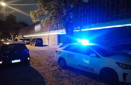 Una patrullera de la Policía Nacional ayer en las inmediaciones del Colegio Técnico Nacional.