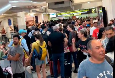 Los usuarios pasan un suplicio en el aeropuerto Silvio Pettirossi.