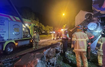 Bomberos del CBVP colaboran en las labores tras el aparatoso choque de esta madrugada