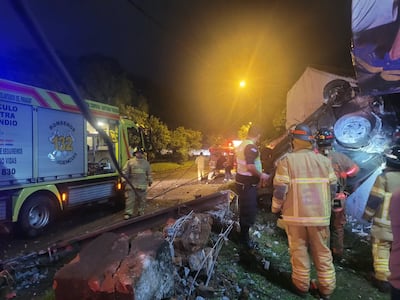 Bomberos del CBVP colaboran en las labores tras el aparatoso choque de esta madrugada