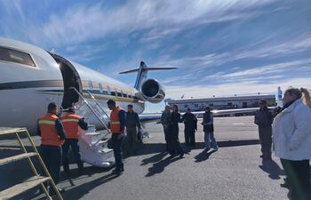 La fiscala Ingrid Cubilla y profesionales peritos verifican la aeronave incautada.