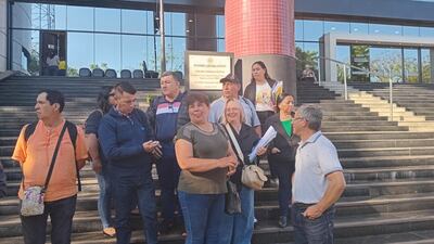 Los representantes de las víctimas de la Mafia de los Pagarés se ubicaron frente al Parlamento. 