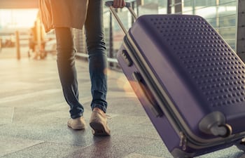 Un pasajero se dirige a la zona de embarque para abordar un vuelo.