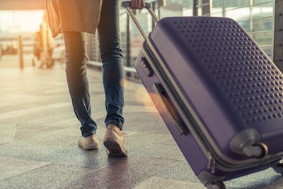 Un pasajero se dirige a la zona de embarque para abordar un vuelo.