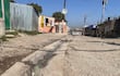 Aguas residuales corren por un canal en una calle del asentamiento informal de Barcelona, en Gugulethu, Ciudad del Cabo, el 7 de septiembre de 2026. El lugar está situado a menos de dos kilómetros del terreno donde se proyecta construir un gran centro de datos, cerca del aeropuerto internacional de Ciudad del Cabo.