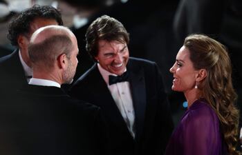 Tom Cruise conversa con el príncipe William y Kate Middleton a su llegada al estreno mundial de la película Digger. (Henry NICHOLLS / AFP)